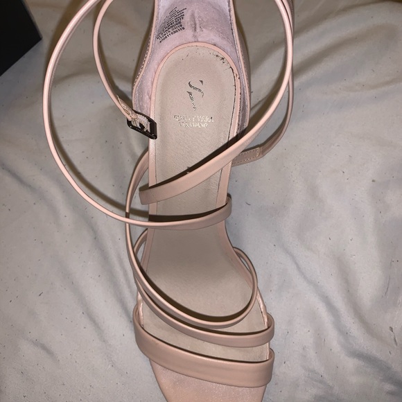 Like new simply vera by vera wang nude heels - Picture 3 of 5